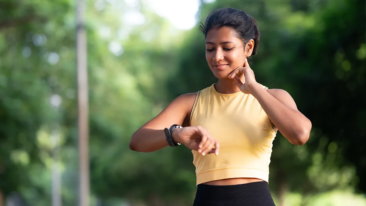Woman on run checks the pulse